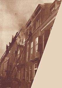 99353 Afbeelding van de brand in het kantoorgebouw van het Utrechts Nieuwsblad (Drift 23) te Utrecht.